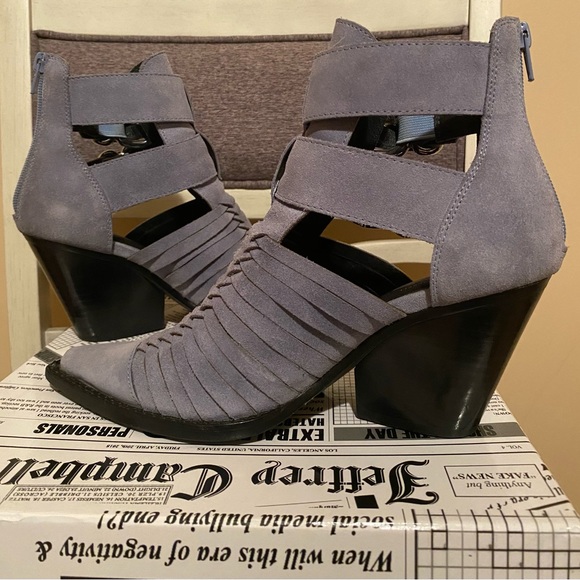“AWESOME” Free People (Jeffrey Campbell) blue suede ankle boots - Picture 8 of 11